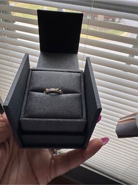 David Yurman- Elegant 18k Gold Tone Women's Ring with Clear Stones
